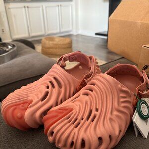 *BRAND NEW* Salehe Bembury Pollex Crocs (Blush)